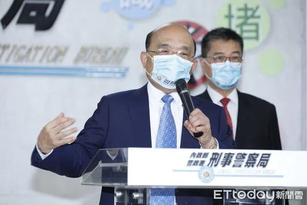 ▲▼行政院長蘇貞昌出席「新世代打擊詐欺策略行動綱領」暨執行成果說明記者會，剛上任的警政署長黃明昭及刑事警察局長李西河全程陪同，向院長說明打詐成果。（圖／記者湯興漢攝）