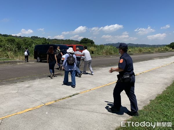 ▲▼彰化台鐵員工獨攀馬崙山身亡，20日由空勤吊掛遺體抵達東勢河濱公園。（圖／記者哈勇嘎奧攝）