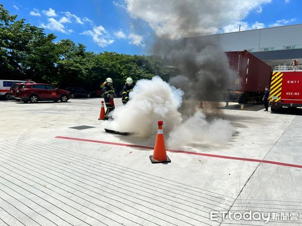 記者林悅／台南報導台南市消防局第二大隊官田分隊，20日上午結合工豐企業股份有限公司，辦理自主防災演練，並號召企業員工加入義消，學習消防專業知識，藉由場所自身防護能力來應變突發火災狀況，以期第一時間有效抑制火災，迅速滅火於無形，達到公共安全。工豐企業董事長胡正德，目前擔任台南市消防局第二大隊消友會處長兼義消大隊顧問，先前亦長期擔任義消二大隊副團長，熱心社會公益及積極從事地方事務，該公司目前生產各式客製化螺絲起子，廠房面積5000坪，員工220人，產品客戶遍及全球，胡董事長平日非常照顧員工，員