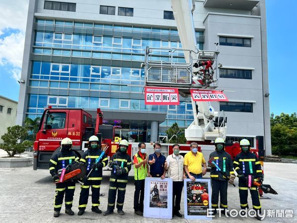 記者林悅／台南報導台南市消防局第二大隊官田分隊，20日上午結合工豐企業股份有限公司，辦理自主防災演練，並號召企業員工加入義消，學習消防專業知識，藉由場所自身防護能力來應變突發火災狀況，以期第一時間有效抑制火災，迅速滅火於無形，達到公共安全。工豐企業董事長胡正德，目前擔任台南市消防局第二大隊消友會處長兼義消大隊顧問，先前亦長期擔任義消二大隊副團長，熱心社會公益及積極從事地方事務，該公司目前生產各式客製化螺絲起子，廠房面積5000坪，員工220人，產品客戶遍及全球，胡董事長平日非常照顧員工，員