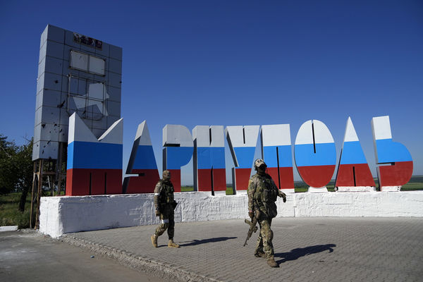 ▲▼被俄軍佔領的馬力波（Mariupol）路標已經被噴上俄羅斯國旗顏色。（圖／達志影像／美聯社）