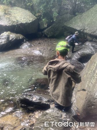 ▲枋寮警分局歸崇派出所警員梁棠碩會同春日消防分隊消防、義消人員順利找到吳男             。（圖／記者陳崑福翻攝，下同）