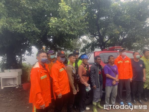 ▲枋寮警分局歸崇派出所警員梁棠碩會同春日消防分隊消防、義消人員順利找到吳男             。（圖／記者陳崑福翻攝，下同）