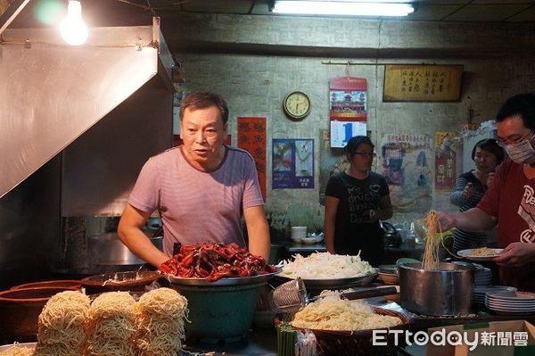 ▲神情嚴肅的老闆阿江，臭著臉卻代表台南人對美味的堅持，阿江鱔魚意麵。(圖／資料照)