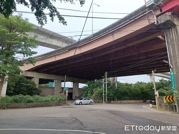 ▲▼    桃園許姓男子闖五楊高架，並自約10樓高的高架道路墜落身亡         。（圖／記者沈繼昌翻攝）