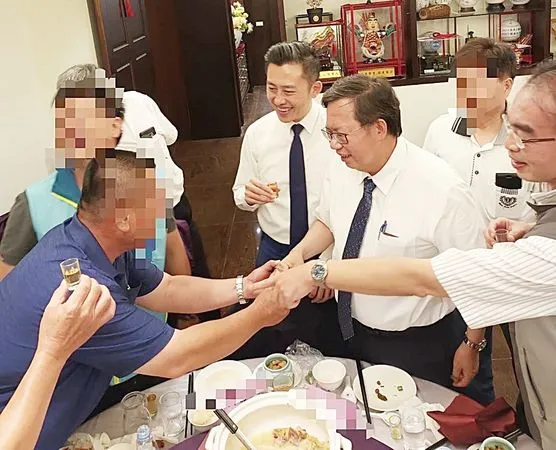 ▲國民黨籍桃園市議員參選人凌濤在臉書上公布，桃園市長鄭文燦與林智堅逐桌敬酒案已帶頭觸犯防疫規定。（圖／翻攝自凌濤臉書）