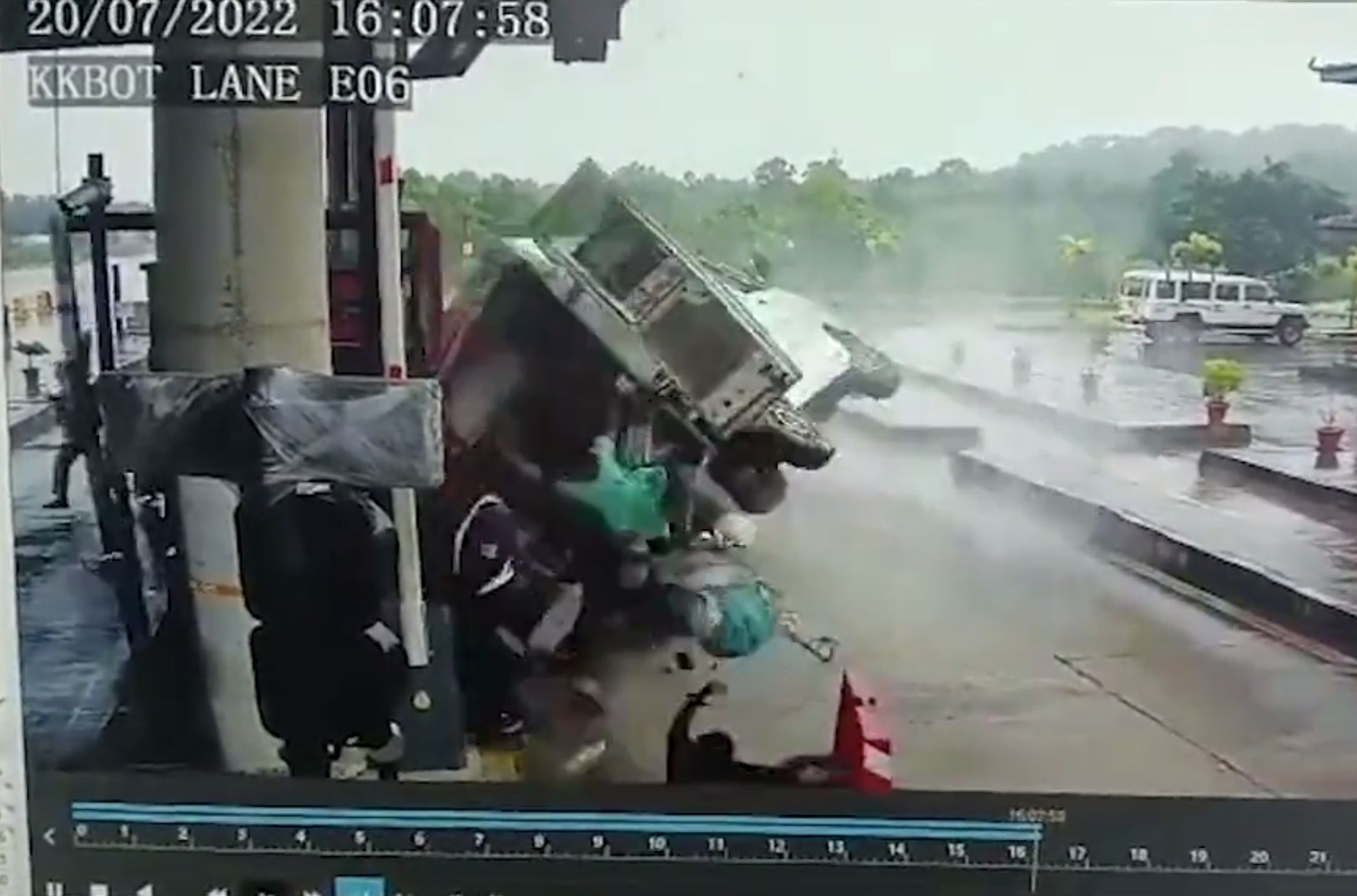 ▲▼救護車雨天失控打滑「轉270度」！病患噴飛車外　釀4死。（圖／翻攝自YouTube）