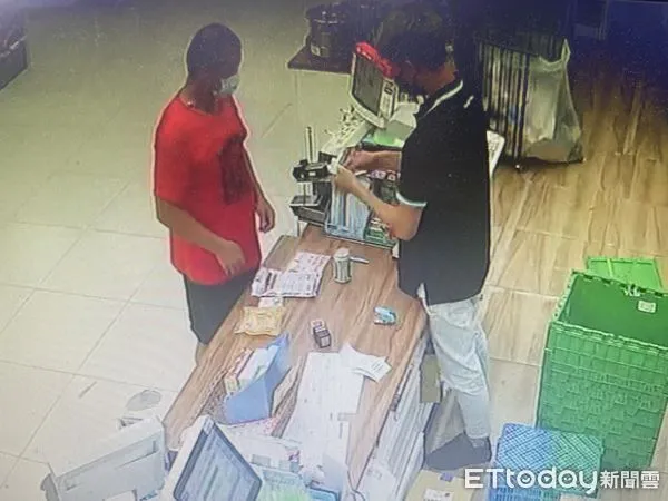 ▲盜刷男成慣犯　專挑機車內皮夾下手！得手信用卡全拿去氪金。（圖／記者陳凱力翻攝）