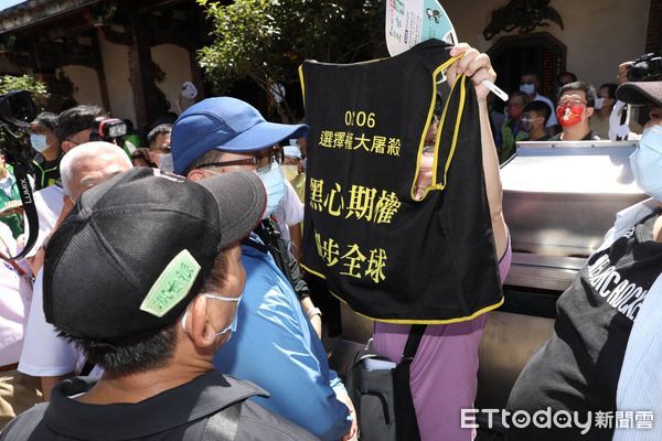 ▲▼陳時中前往台北保安宮參香祈福，陳男再度陳情。（圖／記者黃克翔攝）