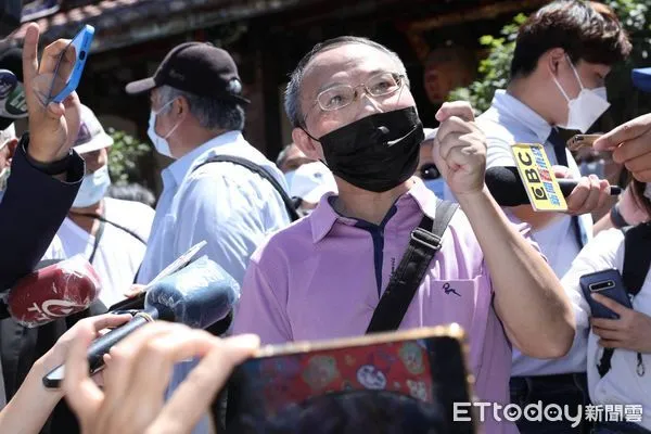 ▲「龍山寺陳情男」21日再現身陳時中行程。（圖／記者黃克翔攝）