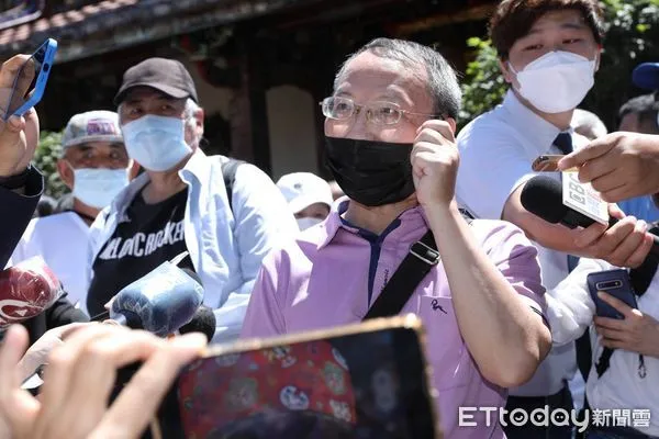 ▲▼陳時中前往台北保安宮參香祈福，陳男再度陳情。（圖／記者黃克翔攝）