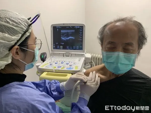 ▲▼軟組織無法明顯地呈現於X光片下，透過肌肉骨骼超音波的檢查，在診斷上能夠更加精準明確、對症下藥。（圖／門諾醫院提供，下同）