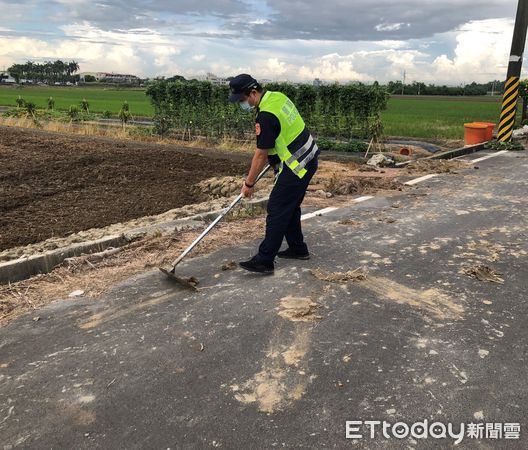 ▲雲林多處產業道路近期出現耕耘機收工後殘留泥土，除易造成機車騎士摔車外，曬乾後造成塵土飛揚空氣污染。（圖／記者蔡佩旻翻攝）