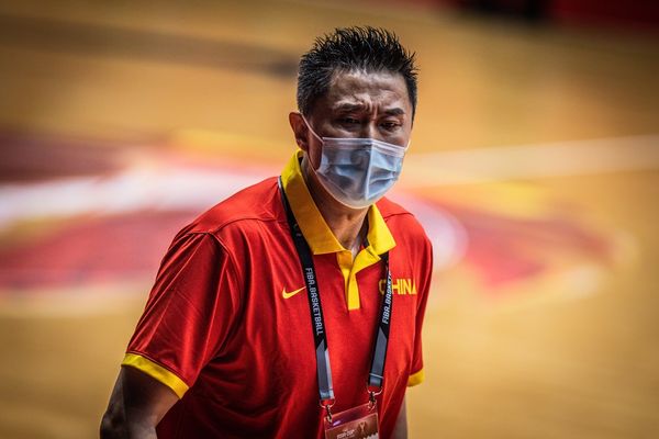 ▲中國當家中鋒「大魔王」周琦,中國總教練杜鋒。（圖／取自FIBA官網）