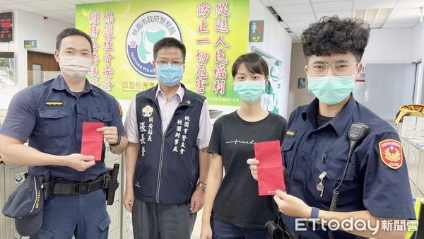 ▲桃園市同安派出所員警破窗救人，警友站站長張長榮頒贈慰問金勉勵。（圖／記者沈繼昌翻攝）