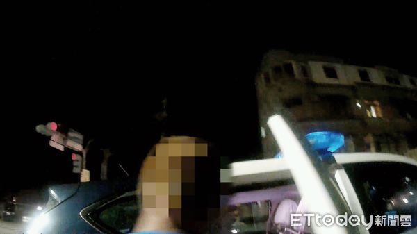 ▲台南市警三分局土城派出所，在安南區公學路4段取締自小客車駕駛未依規定繫安全帶時，意外查獲駕駛廖姓男子係竊盜通緝犯，立即逮捕解送歸案。（圖／記者林悅翻攝，下同）