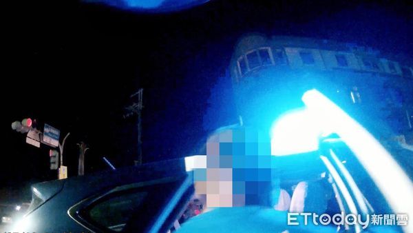 ▲台南市警三分局土城派出所，在安南區公學路4段取締自小客車駕駛未依規定繫安全帶時，意外查獲駕駛廖姓男子係竊盜通緝犯，立即逮捕解送歸案。（圖／記者林悅翻攝，下同）