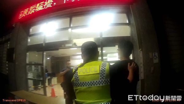 ▲▼被詐騙集團吸收淪為提款車手的張姓男子於住處遭警方逮捕歸案。（圖／吉安警分局提供，下同）