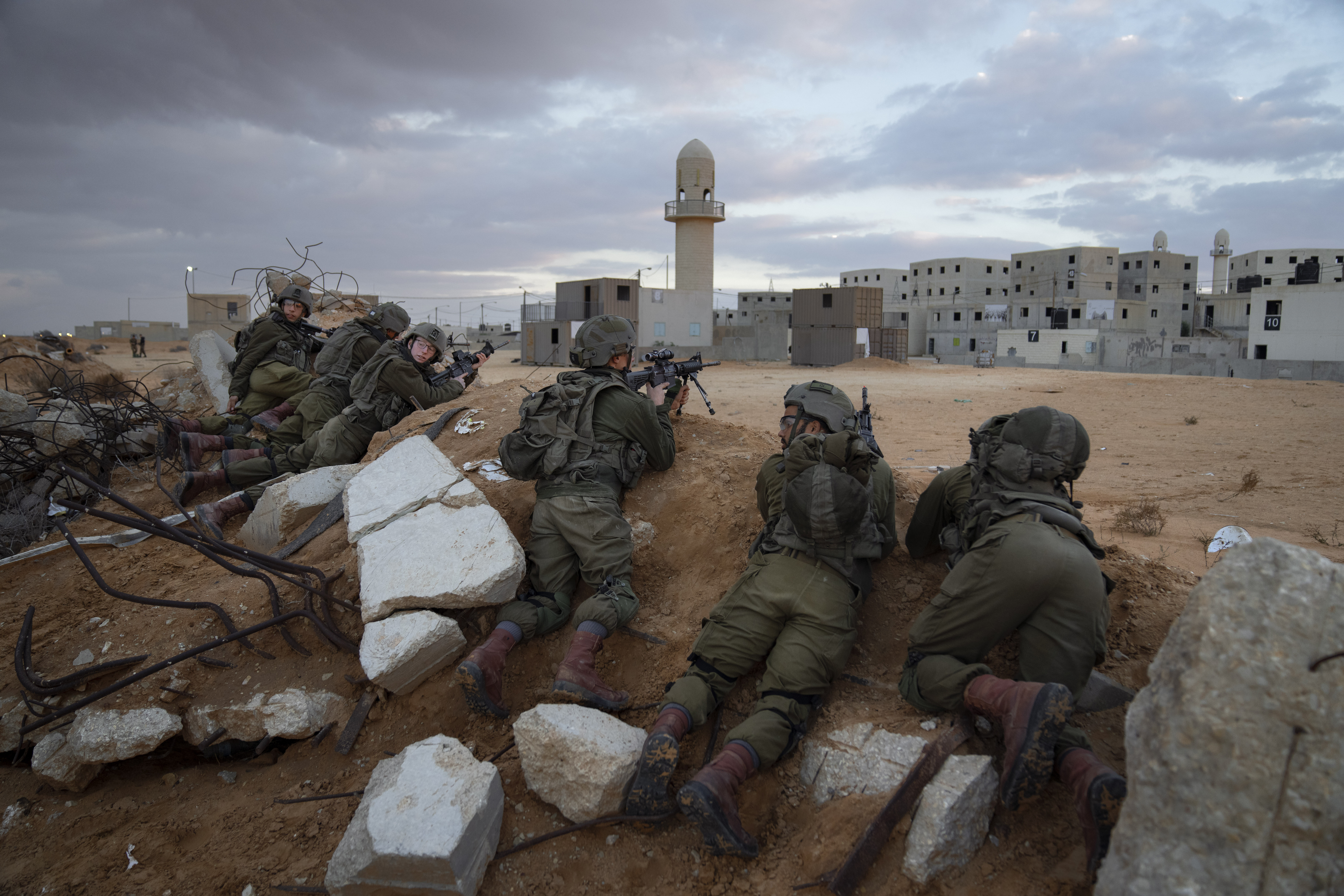 ▲▼ 以色列士兵在南部Zeelim軍事基地模擬巷戰。（圖／達志影像／美聯社）