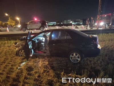 快訊／宜蘭2車高速對撞！4人昏迷命危搶救中　1車側翻1車噴飛進田