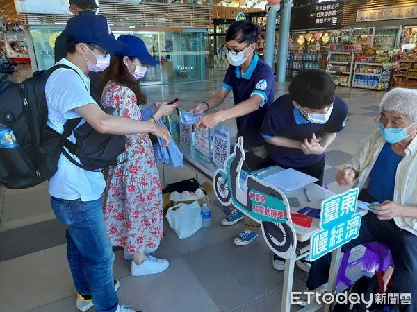 ▲台東火車站出口處擺放電動機車宣導攤位，民眾填寫問卷就能獲得合作店家200元電動機車租金折價券。（圖／記者楊漢聲翻攝）