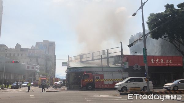 ▲▼台中美式餐廳二樓倉庫起火，警消出動41人、14車前往救援。（圖／記者許權毅攝，下同）