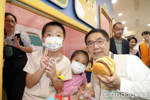 ▲台南大飯店聯手「騎士堡」盛大開幕，推出「桃太郎的家」室內童話樂園，台南市長黃偉哲特地前往參加祝賀業者們業績長紅。（圖／記者林悅翻攝，下同）