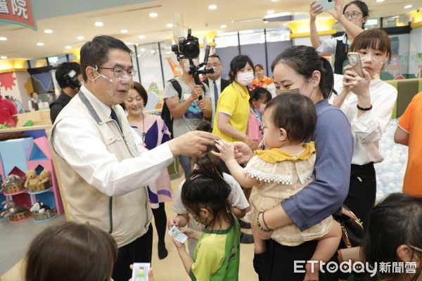 ▲台南大飯店聯手「騎士堡」盛大開幕，推出「桃太郎的家」室內童話樂園，台南市長黃偉哲特地前往參加祝賀業者們業績長紅。（圖／記者林悅翻攝，下同）