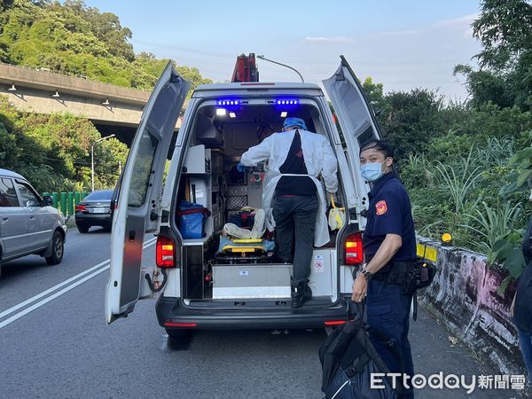 ▲▼男騎腳踏車失控墜入5m深排水溝。（圖／記者陳以昇翻攝）