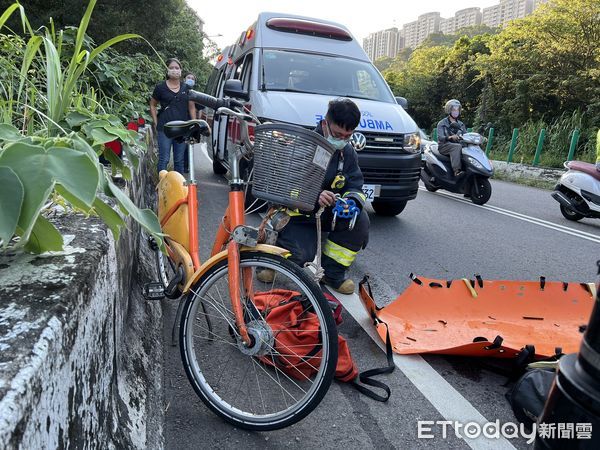 ▲▼男騎腳踏車失控墜入5m深排水溝。（圖／記者陳以昇翻攝）