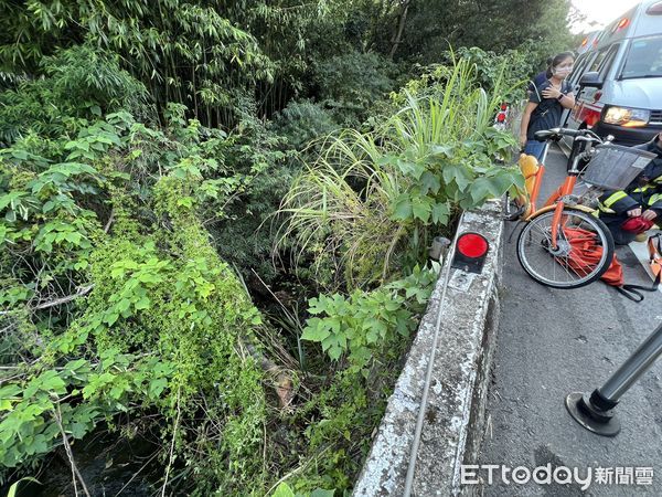 ▲▼男騎腳踏車失控墜入5m深排水溝。（圖／記者陳以昇翻攝）