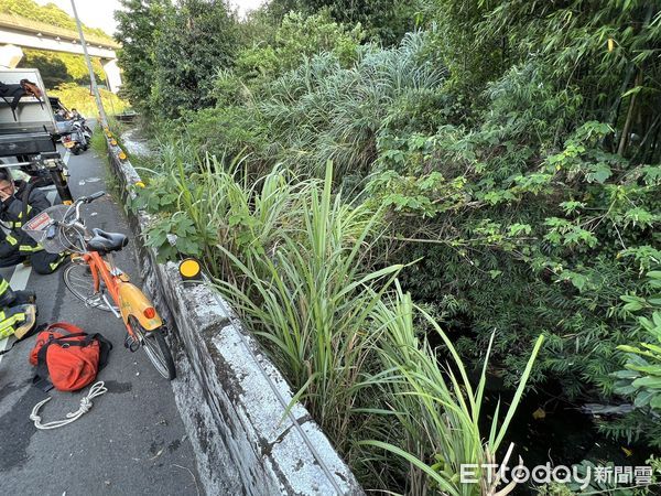 ▲▼男騎腳踏車失控墜入5m深排水溝。（圖／記者陳以昇翻攝）