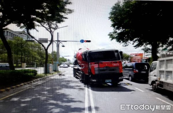 ▲王姓女子駕車闖紅燈與張姓男子所駕大貨車發生車禍肇事，2人受傷送醫，酒測均為0。（圖／記者林悅翻攝，下同）