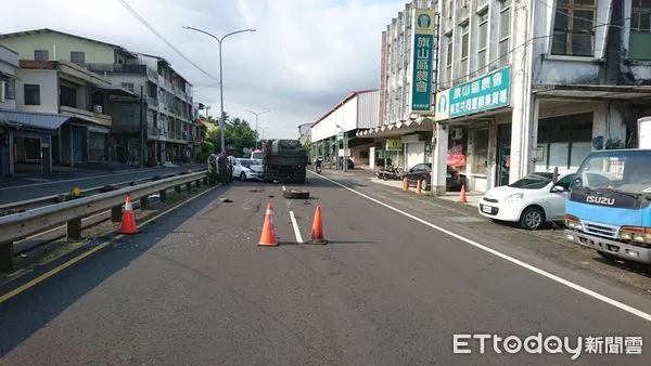 ▲▼高雄軍車與女駕駛發生擦撞。（圖／記者吳奕靖翻攝）