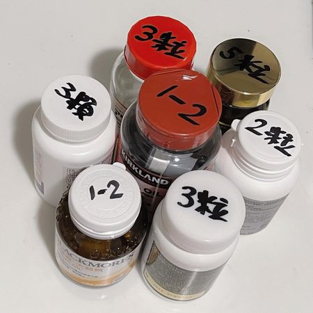 ▲KIMIKO老公在藥罐上標字。（圖／翻攝自臉書／KIMIKO）