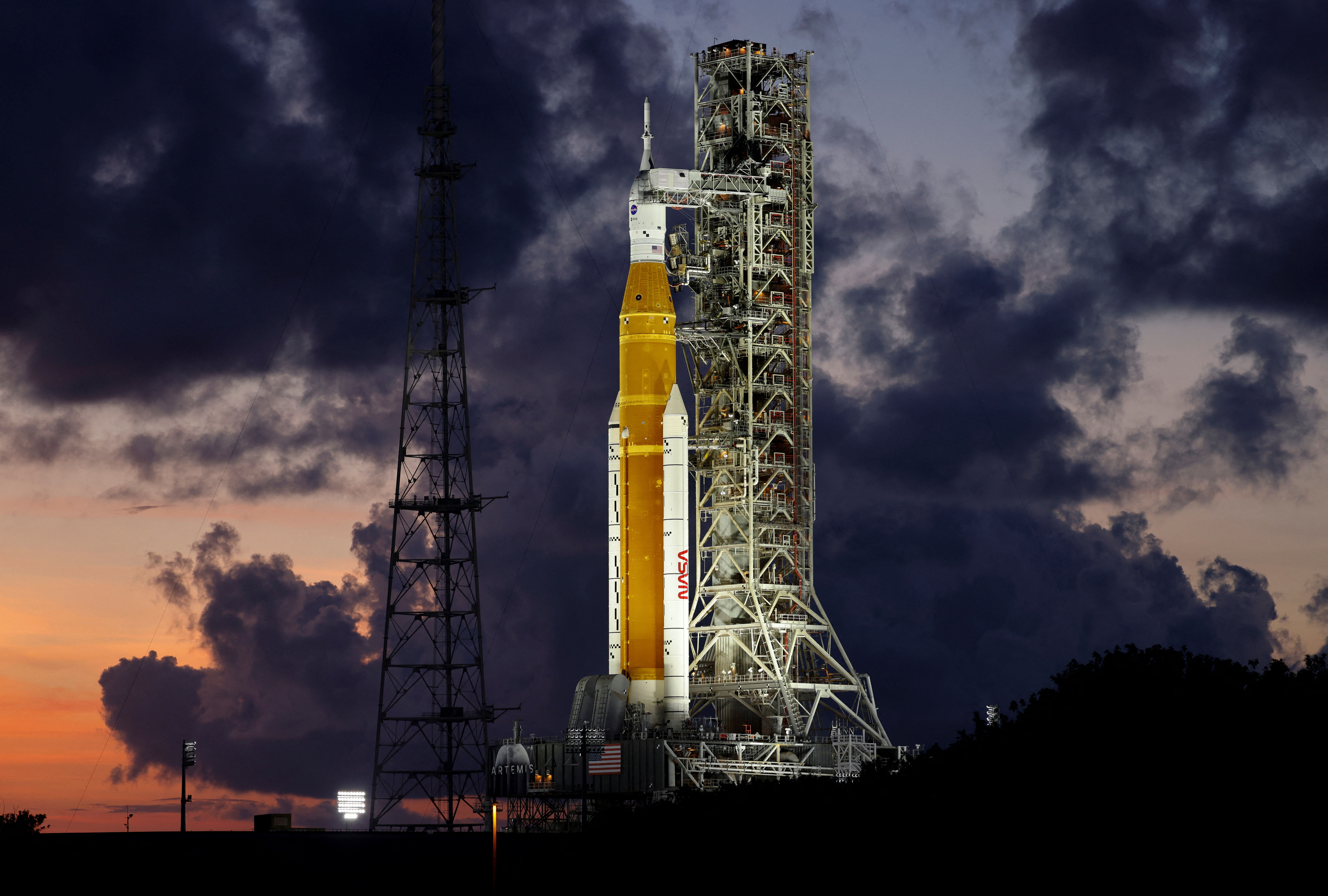 ▲▼NASA在美國佛羅里達州卡納維爾角的甘迺迪太空中心展示「阿提米絲1號」（Artemis-1）。（圖／路透）