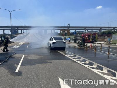 林志穎開特斯拉自撞火燒車！　現場持續交管...僅開放內側車道