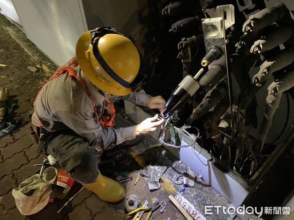 ▲台南南區、中西區晚上突跳電，造成5228戶停電，台電人員全力搶修中。（圖／記者林翻攝，下同）