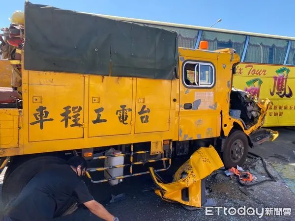 ▲▼台74線南下7.6K處22日上午8時38分發生1台砂石車與台電工程車相撞事故。（圖／記者鄧木卿翻攝）