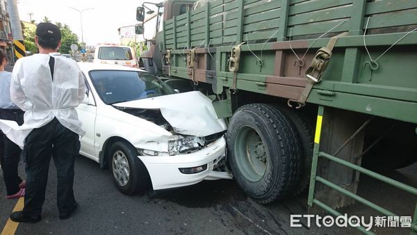 ▲軍卡與轎車發生擦撞。（圖／記者許宥孺翻攝）