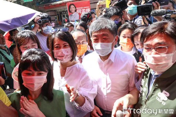 ▲民進黨台北市長參選人陳時中前往松山慈祐宮參拜。（圖／記者林敬旻攝）