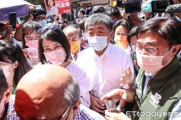 ▲民進黨台北市長參選人陳時中前往松山慈祐宮參拜。（圖／記者林敬旻攝）