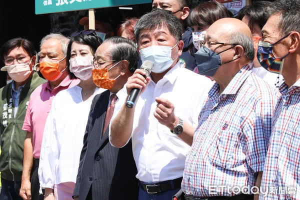 ▲陳時中前往松山慈祐宮參拜後受訪致詞。（圖／記者林敬旻攝）