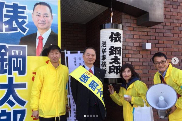 ▲▼日本神奈川縣市議員俵鋼太郎疑似在列車中露下體，被依公然猥褻嫌疑逮捕。（圖／翻攝自IG／tawara1012）