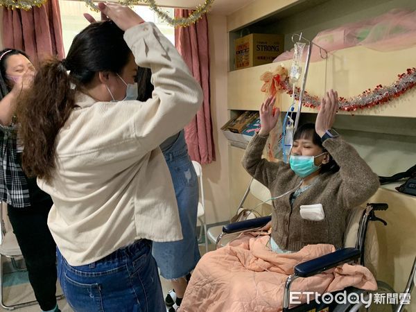 ▲▼28歲的癌末患者陳雅君，為了不留遺憾，在醫院安寧團隊的協助下，舉辦「生前告別式」。（圖／門諾醫院提供，下同）
