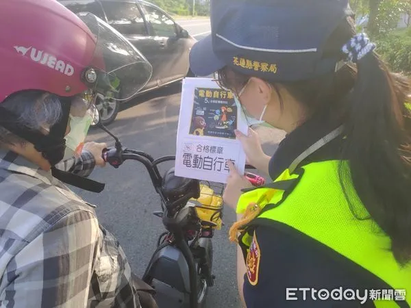 ▲▼花蓮警方會同監理站，針對騎乘微型電動二輪車之民眾加強宣導修法後之相關法令。（圖／花蓮縣警察局提供，下同）