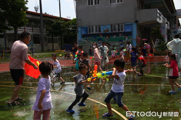 ▲氣象局發佈高溫燈號，雲林一家幼兒園今天為結業日，逢上類熱浪襲台園方辦理「水球大戰」，全園師生家長近百人歡樂消暑，也為孩子留下在校園最歡樂的美好回憶。。（圖／記者蔡佩旻攝）