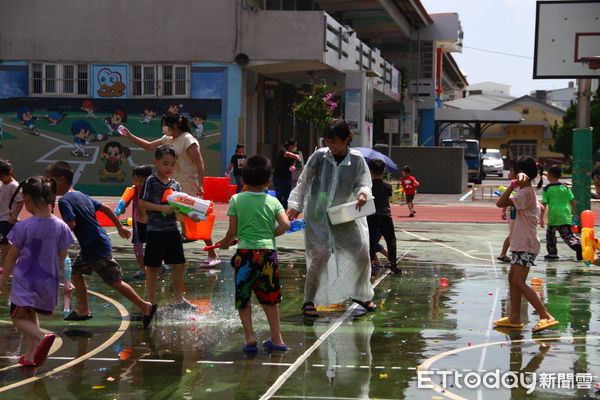 ▲氣象局發佈高溫燈號，雲林一家幼兒園今天為結業日，逢上類熱浪襲台園方辦理「水球大戰」，全園師生家長近百人歡樂消暑，也為孩子留下在校園最歡樂的美好回憶。。（圖／記者蔡佩旻攝）