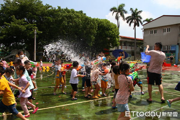 ▲氣象局發佈高溫燈號，雲林一家幼兒園今天為結業日，逢上類熱浪襲台園方辦理「水球大戰」，全園師生家長近百人歡樂消暑，也為孩子留下在校園最歡樂的美好回憶。。（圖／記者蔡佩旻攝）