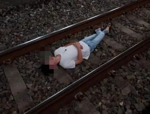 ▲▼有學生畢業後揪團旅遊竟違規入侵軌道大辣辣躺鐵軌上。（圖／翻攝台灣便當管理局臉書）